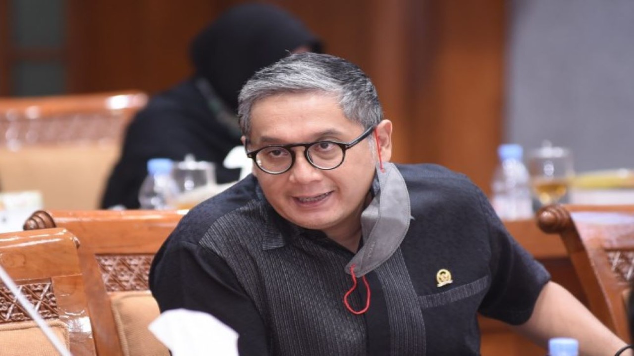 Anggota Komisi X DPR RI Putra Nababan dalam Rapat Kerja Komisi X DPR RI dengan Menpora RI, di Gedung Nusantara I, Senayan, Jakarta, Rabu (24/8/2022). (Geraldi/Man)