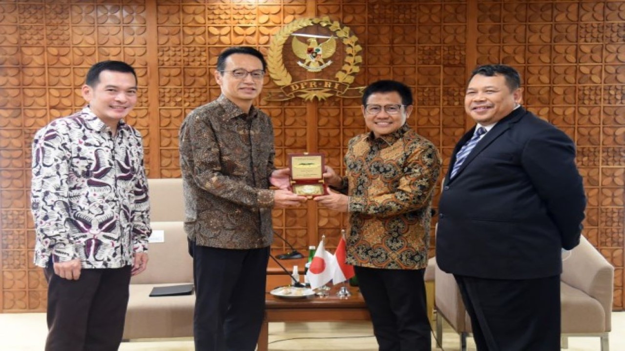 Wakil Ketua DPR RI Koordinator Bidang Kesejahteraan Rakyat (Korkesra) Abdul Muhaimin Iskandar bertukar cinderamata dengan Duta Besar Jepang untuk Indonesia H.E. Kanasugi Kenji di Gedung Nusantara III, Senayan, Jakarta, Rabu (24/8/2022). (Devi/Man)