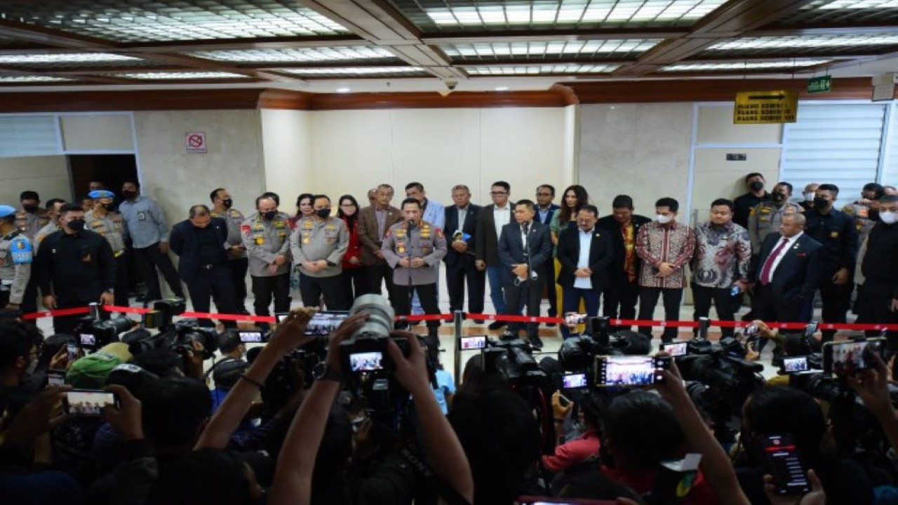 Suasana konpers Komisi III DPR RI dengan Kapolri usai Rapat Kerja dan Rapat Dengar Pendapat Komisi III dengan Kapolri Jenderal Pol. Listyo Sigit Prabowo serta segenap jajaran Polri di Gedung Nusantara II DPR RI, Senayan, Jakarta, Rabu (24/8/2022). (Jaka/Man)