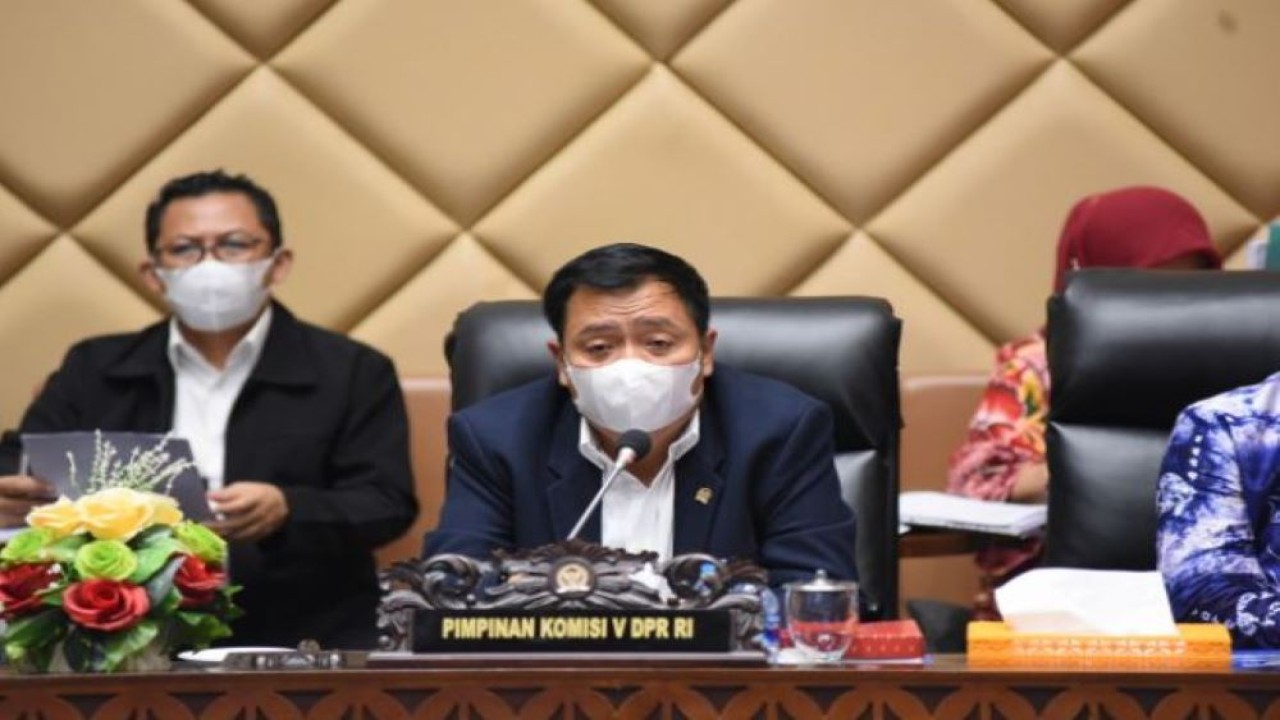 Ketua Komisi V DPR RI Lasarus saat memimpin Rapat Kerja Komisi V DPR RI dengan Menteri Perhubungan RI. (Arief/nvl)