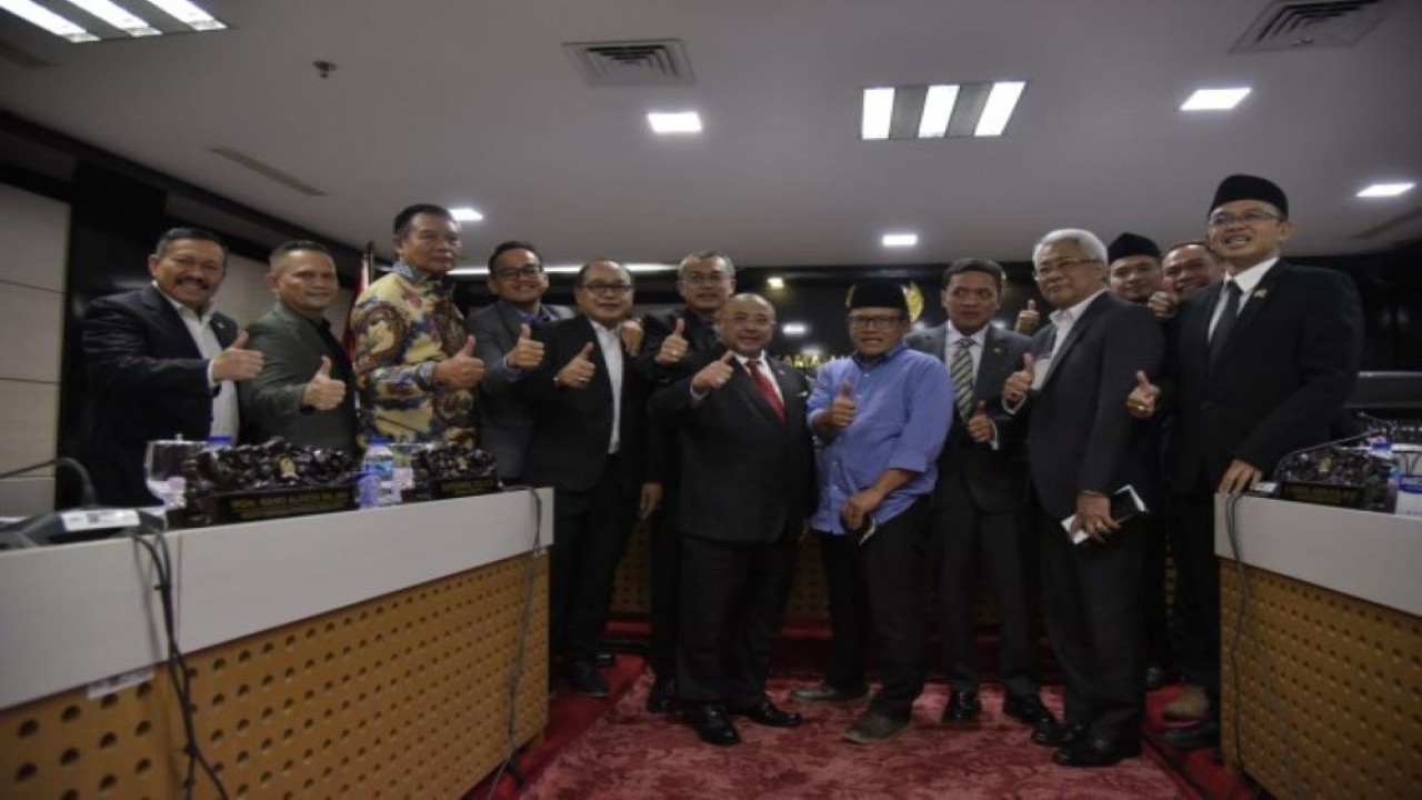 Ketua MKD DPR RI Habib Aboe Bakar Alhabsy, foto bersama usai rapat terbuka MKD dengan IPW, di Ruang Rapat MKD DPR RI, Senayan, Jakarta, Kamis (25/8/2022). (Munchen/Man)