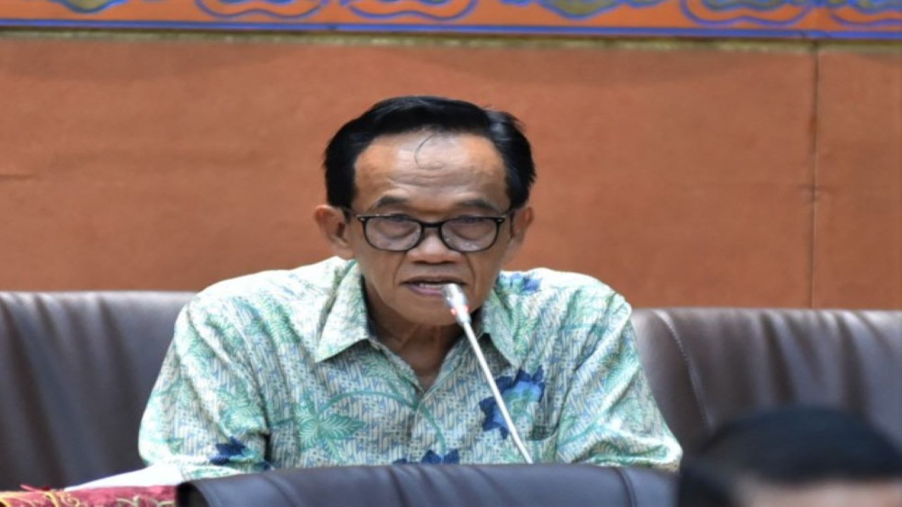 Anggota Komisi VI DPR RI La Tinro La Tunrung dalam Rapat Kerja Komisi VI DPR RI dengan Menteri Investasi/Kepala BKPM RI di Gedung Nusantara I, Senayan, Jakarta, Rabu (24/8/2022). (Eno/Man)