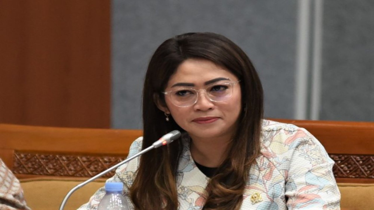 Anggota Komisi X DPR RI Eva Stevany Rataba dalam Rapat Dengar Pendapat dengan Kepala Perpustakaan Nasional (Perpusnas) RI, membahas Laporan Keuangan Pemerintah Pusat APBN TA 2021 di Gedung Nusantara I, Senayan, Jakarta, Kamis (25/8/2022). (Devi/Man)