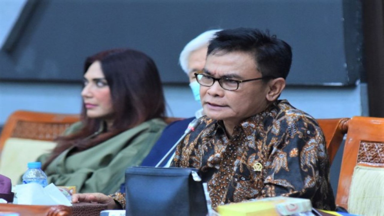 Anggota Komisi III DPR RI Johan Budi S. Prabowo dalam Rapat Kerja Komisi III DPR RI dengan Kapolri Jenderal Listyo Sigit Prabowo, di Gedung Nusantara II, Senayan, Jakarta, Rabu (24/8/2022). (Jaka/Man)