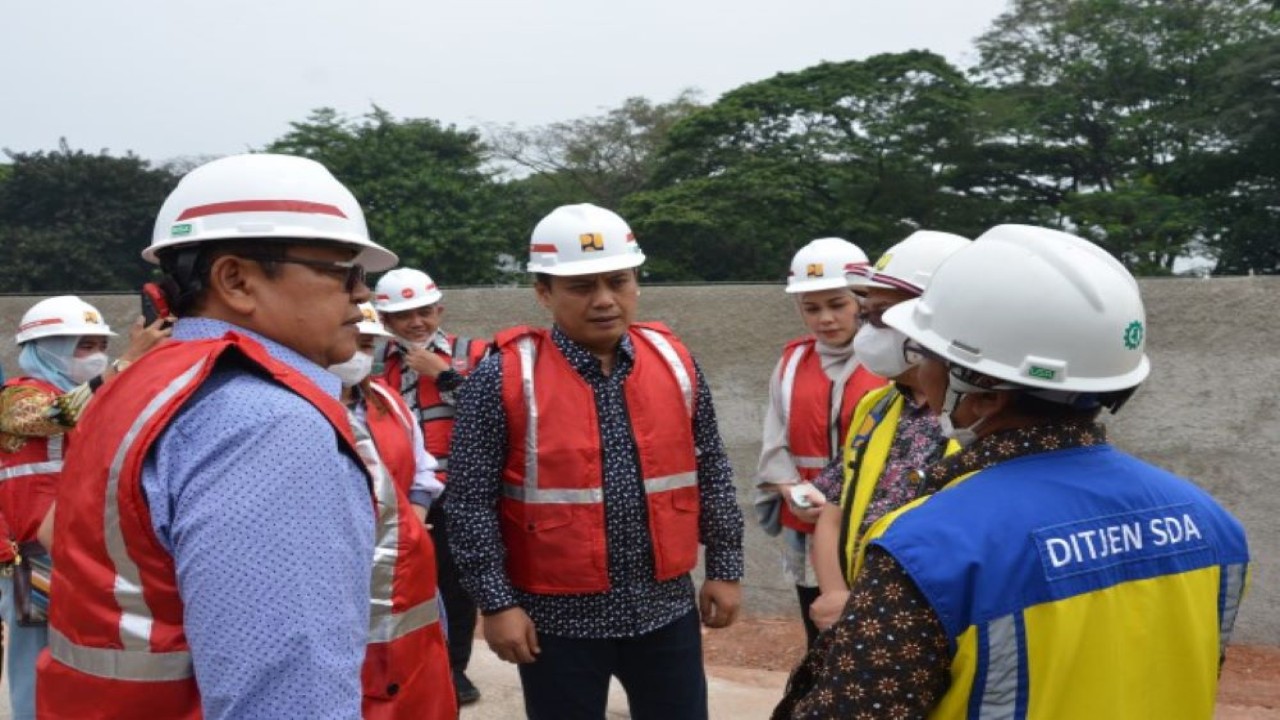 Wakil Ketua Komisi V DPR RI Andi Iwan Darmawan Aras saat memimpin Kunjungan Kerja ini dalam rangka mengembalikan fungsi dari Daerah Aliran Sungai (DAS) Kali Bekasi di Kota Bekasi di Bekasi, Jawa Barat, Jumat (26/8/2022). (Eko/Man)