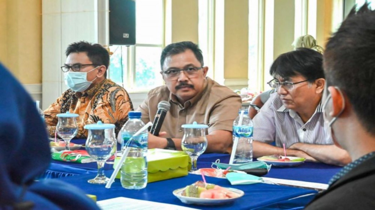 Ketua Badan Urusan Rumah Tangga (BURT) DPR RI Agung Budi Santoso saat memimpin pertemuan Tim Kunjungan Kerja BURT DPR RI dengan Direksi RS Airlangga Jombang, di Jombang, Jawa Timur, Kamis (25/8/2022). (Hanum/Man)