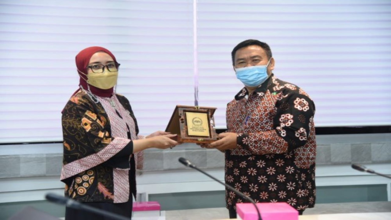 Analis APBN Ahli Madya Kiki Zakiah, mewakili PKA BK Sekretariat Jenderal DPR RI menerima kunjungan dari Dewan Perwakilan Rakyat Daerah (DPRD) Daerah Istimewa Yogyakarta (DIY) di Gedung Sekretariat Jenderal DPR RI, Senayan, Jakarta, Jumat (26/8/2022). (Oji/Man)