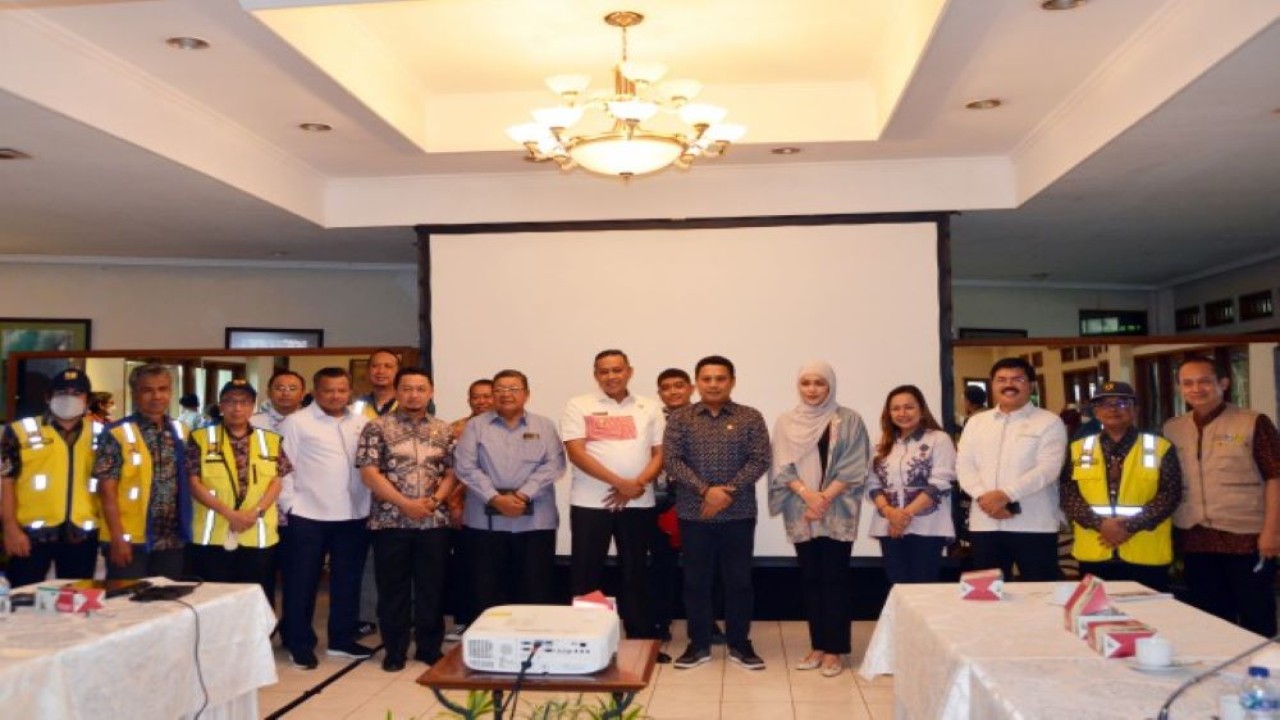 Anggota Komisi V DPR RI Mulyadi dalam sesi foto bersama usai Kunjungan Kerja Spesifik di Bekasi, Jawa Barat, Jumat (26/8/2022). (Eko/nvl)