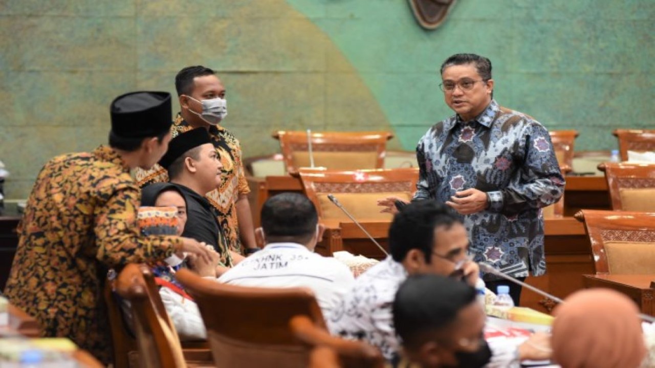 Wakil Ketua Komisi X DPR RI Dede Yusuf saat menerima audiensi dengan Tenaga Pendidikan di Gedung Nusantara I, Senayan, Jakarta, Senin (29/8/2022). (Devi/Man)