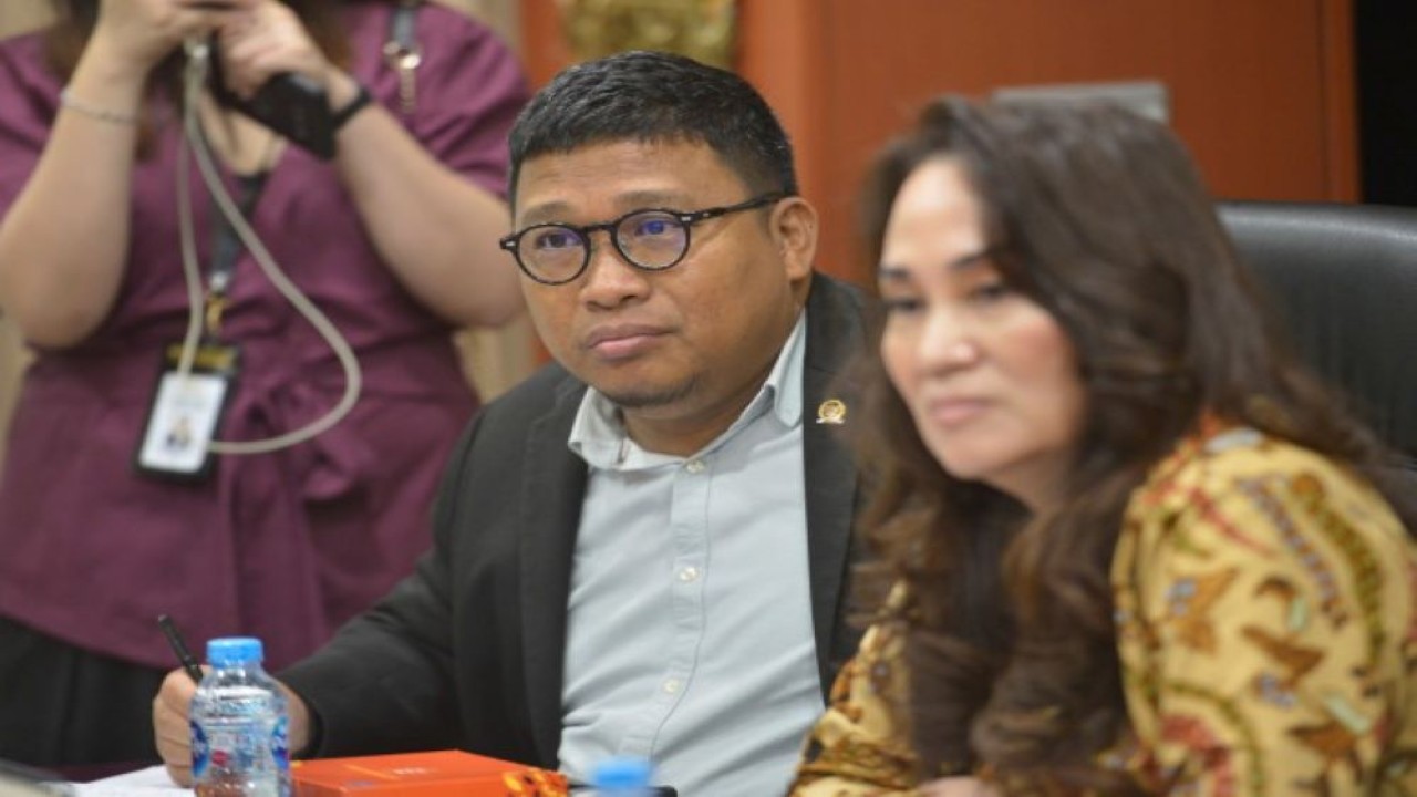 Anggota Komisi V DPR RI Irwan Fecho menerima sejumlah pengemudi ojek online (ojol) yang menggelar demontrasidi depan Gedung DPR, Senayan, Jakarta, Senin (29/8/2022). (Andri)