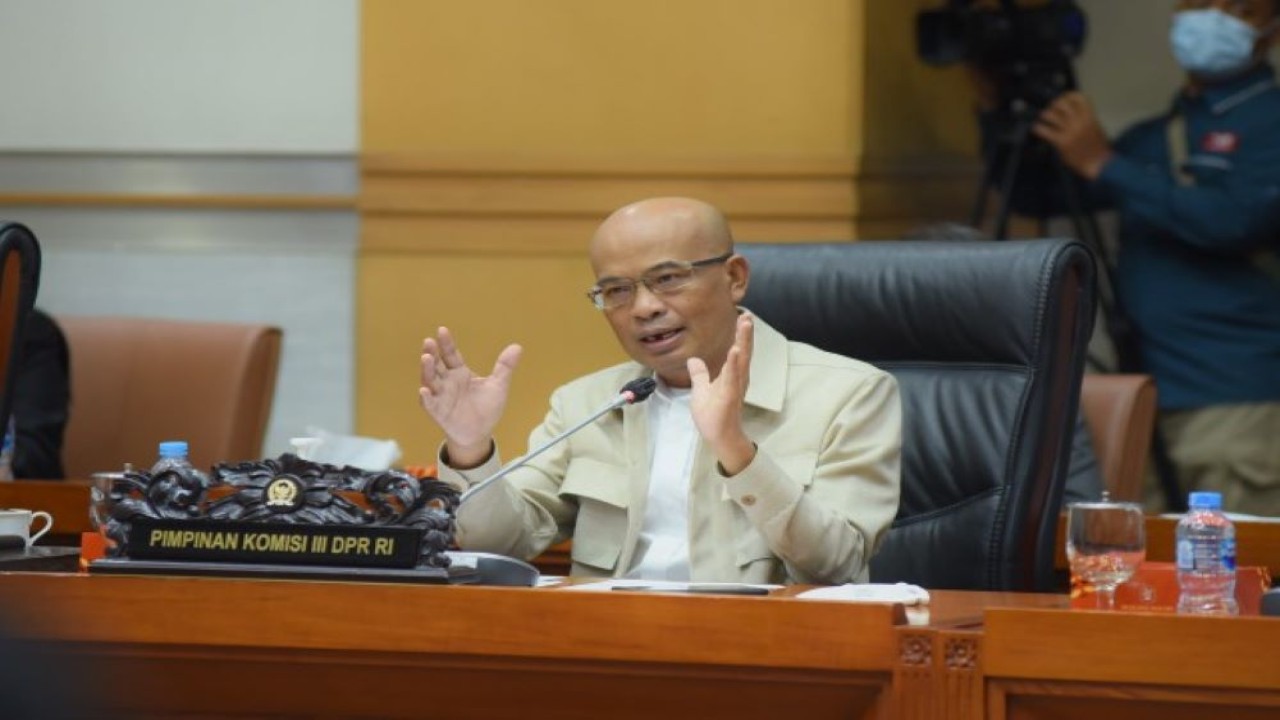 Wakil Ketua Komisi III DPR RI Desmond J. Mahesa saat memimpin Rapat Dengar Pendapat Umum Komisi III DPR RI dengan TAMPAK dalam rangka membahas pelanggaran kode etik Polri dan dugaan suap di Ruang Rapat Komisi III, Gedung Nusantara II DPR RI, Senayan, Jakarta, Selasa (30/8/2022). (Runi/Man)