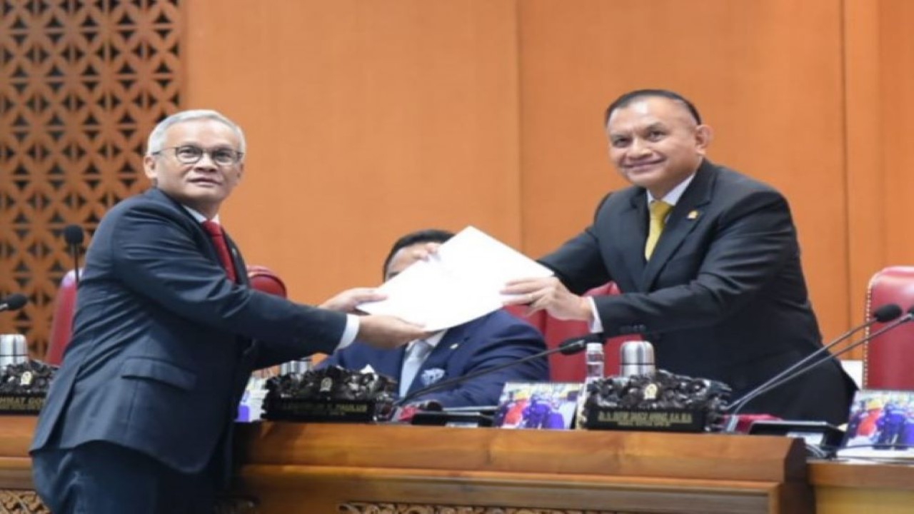 Wakil Ketua Komisi IV DPR RI Aria Bima saat menyerahkan hasil Pembicaraan Tingkat I RUU tentang Pengesahan Regional Comprehensive Economic Partnership Agreement kepada Wakil Ketua DPR RI Lodewijk pada Rapat Paripurna di Gedung Nusantara II, Senayan, Jakarta, Selasa (30/8/2022). (Arief/Man)