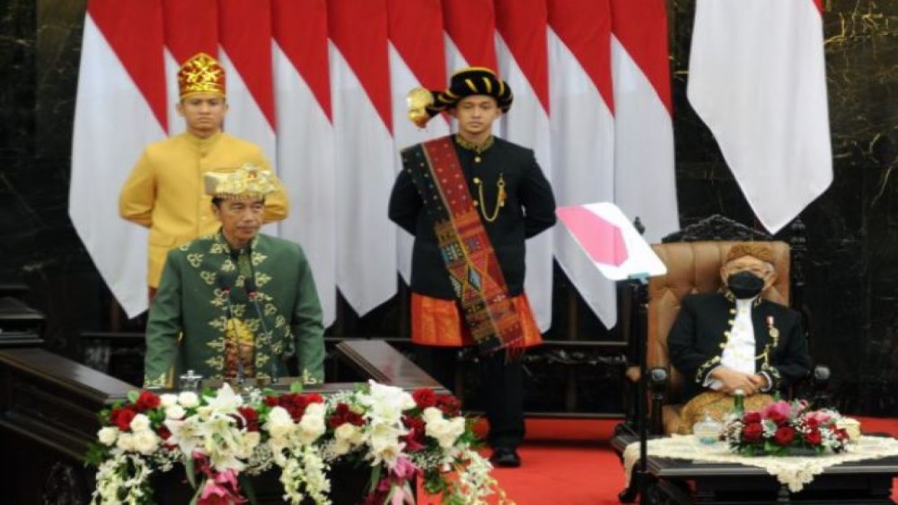 Presiden Jokowi saat menyampaikan Pidato Kenegaraan Presiden Republik Indonesia pada Sidang Tahunan MPR RI dan Sidang Bersama DPR RI dan DPD RI dalam rangka Hari Ulang Tahun (HUT) ke-77 Proklamasi Kemerdekaan RI, di Gedung Nusantara MPR/DPR/DPD RI, Senayan, Jakarta, Selasa (16/8/2022). (Faisal/Man)