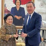 Megawati Soekarnoputri menerima penghargaan dari Presiden Kazakhstan yang diserahkan langsung oleh Dubes Kazakhstan untuk RI, Daniyar Sarekenov-1660384741