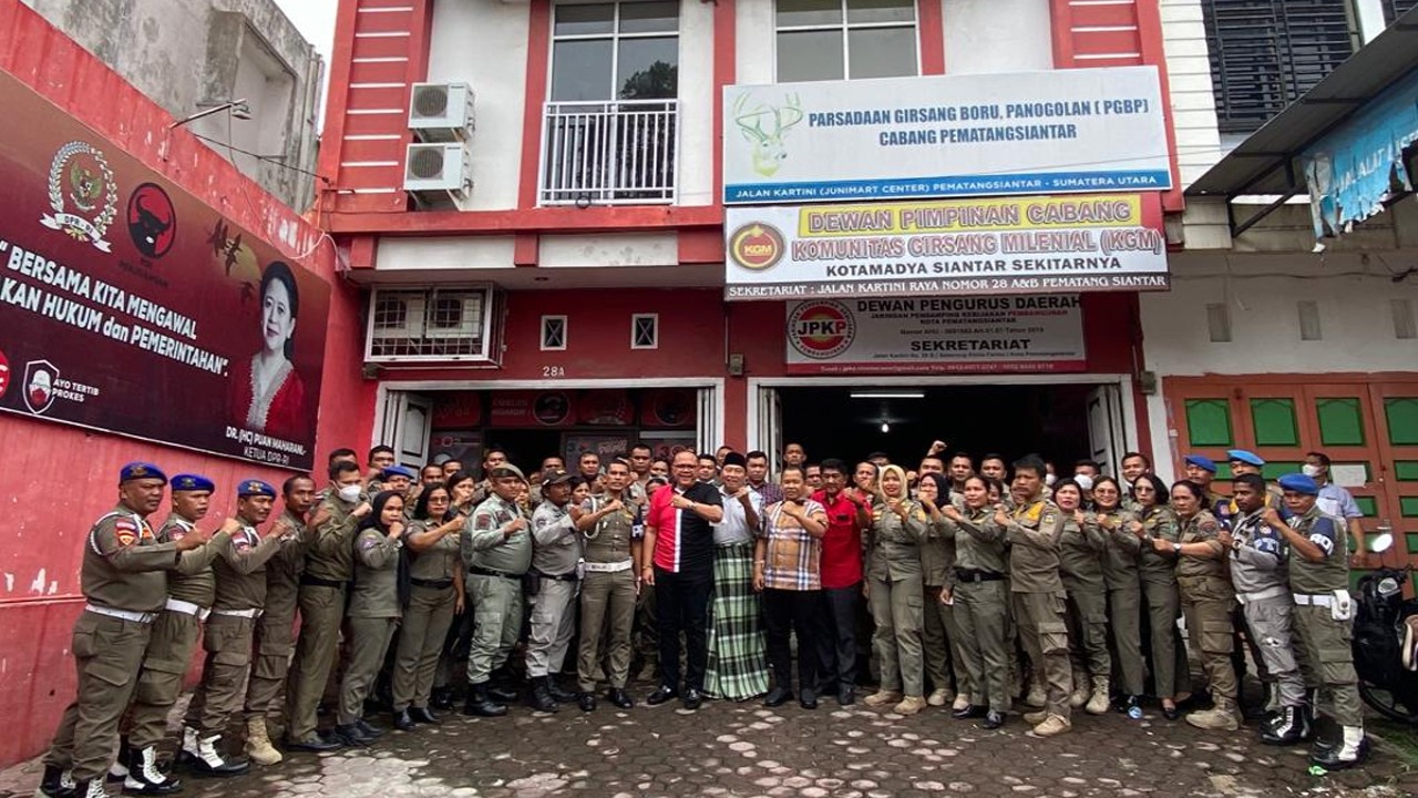 Wakil Ketua Komisi II DPR, Junimart Girsang, foto bersama para petugas Satpol PP Sumatera Utara.