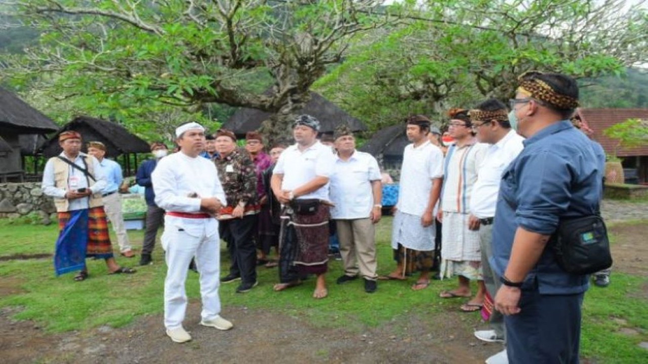 Wakil Ketua Komisi IV DPR RI Dedi Mulyadi saat memimpin Tim Kunjungan Kerja Spesifik Komisi IV DPR mengunjungi Hutan Adat Tenganan Pegringsingan di Kabupaten Karangasem, Bali, Kamis (16/9/2022). (Jaka/Man)