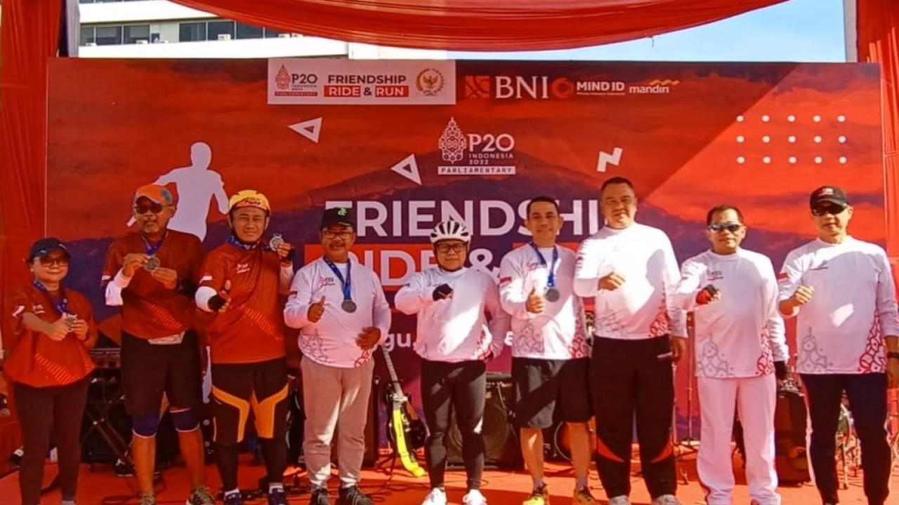 Wakil Ketua DPR RI Abdul Muhaimin Iskandar saat hadir pada P20 Friendship Ride and Fun DPR RI, di Kompleks Parlemen, Minggu (4/9/2022). (Adiantoro/NTV)