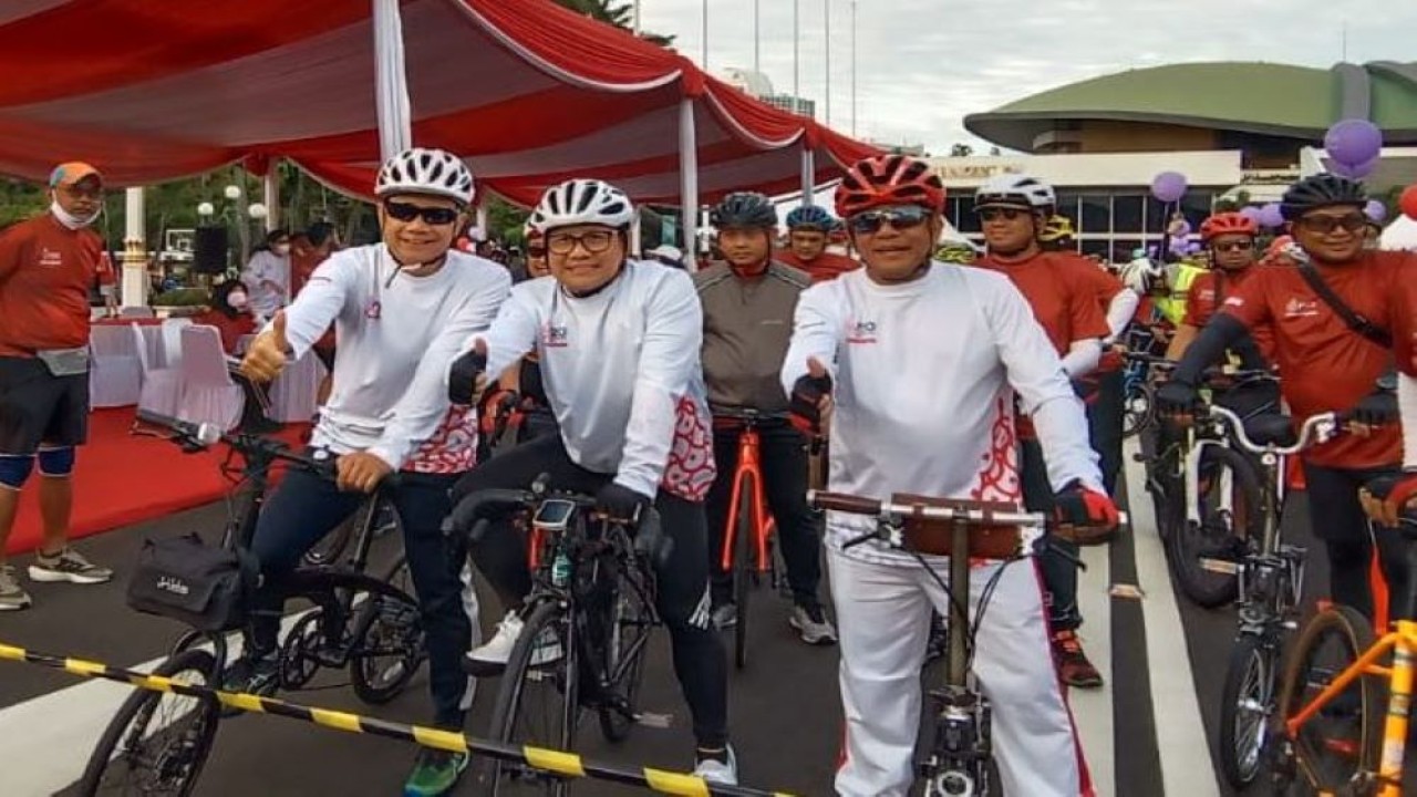 Sekretaris Jenderal DPR RI Indra Iskandar (baju putih-kanan) menyebut 'P20 Friendship Ride & Run' menjadi momen 'pemanasan' untuk persiapan P20, yang akan dilaksanakan di Gedung DPR RI pada 5-7 Oktober 2022. (Adiantoro/NTV)