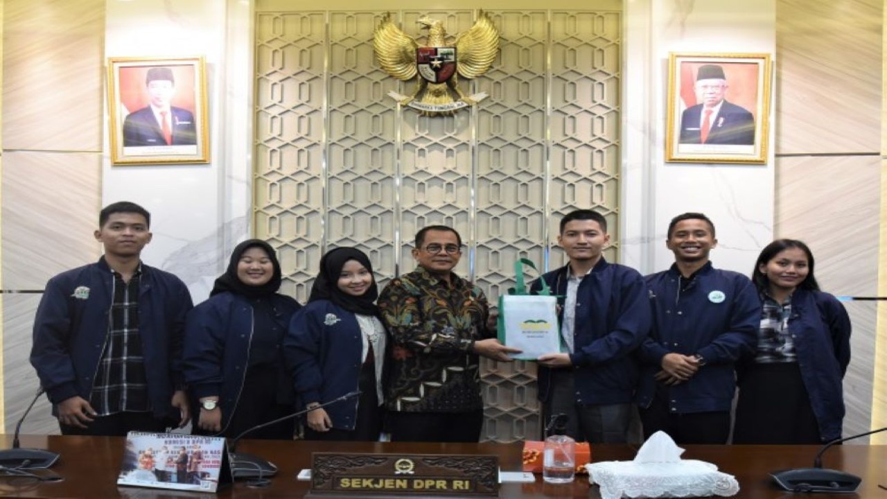 Sekretaris Jenderal (Sekjen) DPR RI Indra Iskandar usai menerima Alumni Parja Tahun 2019, 2020, dan 2021 di ruang rapat Sekjen DPR RI, Senayan, Jakarta, Selasa (6/9/2022). (Devi/Man)