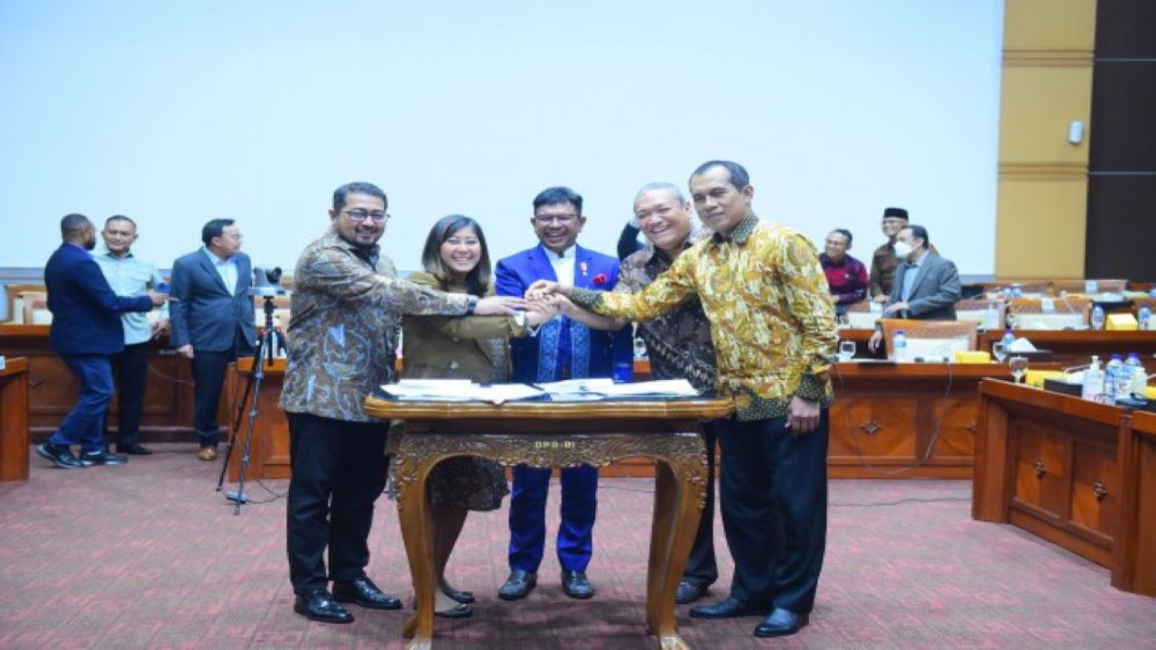 Ketua Komisi I DPR RI Meutya Hafid saat foto bersama usai menyetujui membawa RUU PDP ke pembahasan tingkat selanjutnya atau Rapat Paripurna. (Jaka/nvl)