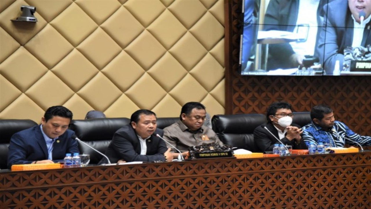 Ketua Komisi V DPR RI Lasarus (dua dari kiri) saat memimpin Rapat Kerja Komisi V DPR RI dengan Menteri PUPR RI, Menteri Perhubungan RI, Menteri Desa PDT dan Transmigrasi RI, dan Rapat Dengar Pendapat dengan Kepala BMKG dan Kepala BNPP/BASARNAS di Ruang Rapat Komisi V, Gedung Nusantara, Senayan, Jakarta, Kamis (8/9/2022). (Arief/Man)