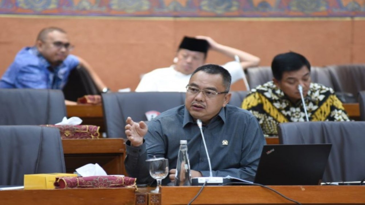 Anggota Komisi VI DPR RI Harris Turino dalam rapat kerja Komisi VI DPR RI bersama Menteri BUMN Erick Thohir dan Menteri Investasi/Kepala BKPM Bahlil Lahadalia di Gedung Nusantara I, Senayan, Jakarta, Kamis (8/9/2022). (Oji/Man)