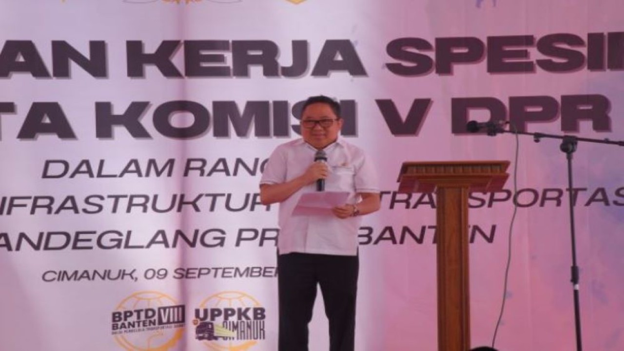 Wakil Ketua Komisi V DPR RI Syaifullah Tamliha saat memimpin Tim Kunjungan Kerja Spesifik Komisi V DPR RI meninjau proses rehabilitasi jembatan timbang UPPKB Cimanuk, di Pandeglang, Banten, Jumat (9/9/2022). (Nadhen/Man)