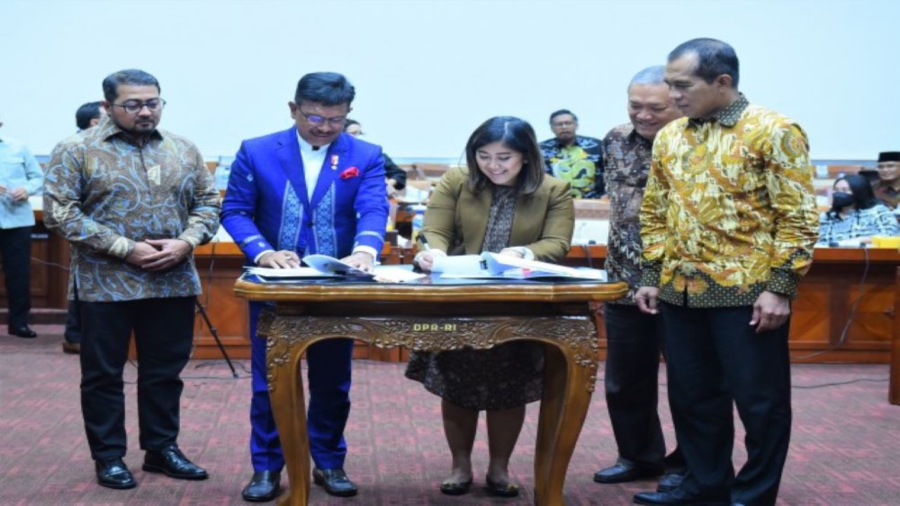 Ketua Komisi I DPR RI Meutya Viada Hafid saat pengesahan RUU PDP dalam rapat kerja antara Komisi I DPR RI dengan Kementerian Kominfo, Kemendagri, serta Kementerian Hukum dan HAM (Kemenkumham), di Gedung Nusantara I, Senayan, Jakarta, pada Rabu (7/9/2022). (Jaka/Man)