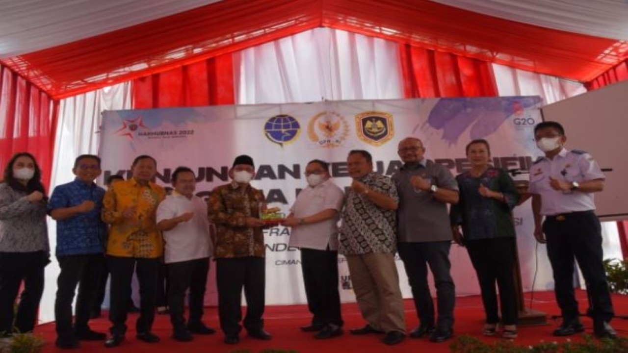 Anggota Komisi V DPR RI Tubagus Haerul Jaman foto bersama usai mengikuti Kunjungan Kerja Spesifik Komisi V DPR RI meninjau UPPKB Cimanuk di Pandeglang, Banten, Jumat (9/9/2022). (Nadhen/Man)