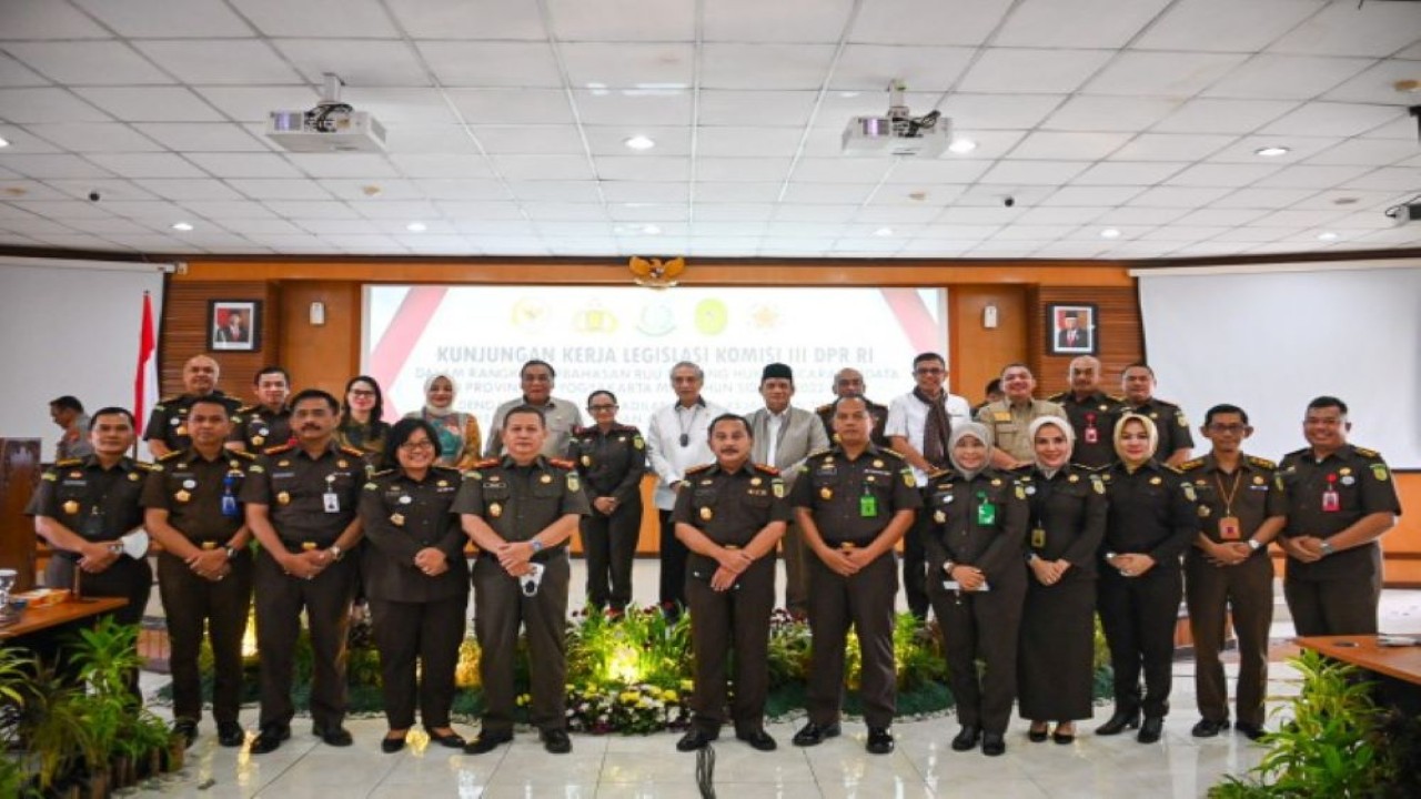 Ketua Komisi III DPR RI Bambang Wuryanto saat foto bersama usai pertemuan Komisi III DPR RI di Kantor Kejaksaan Tinggi Provinsi DIY, Kamis (8/9/2022). (Ridwan/nvl)