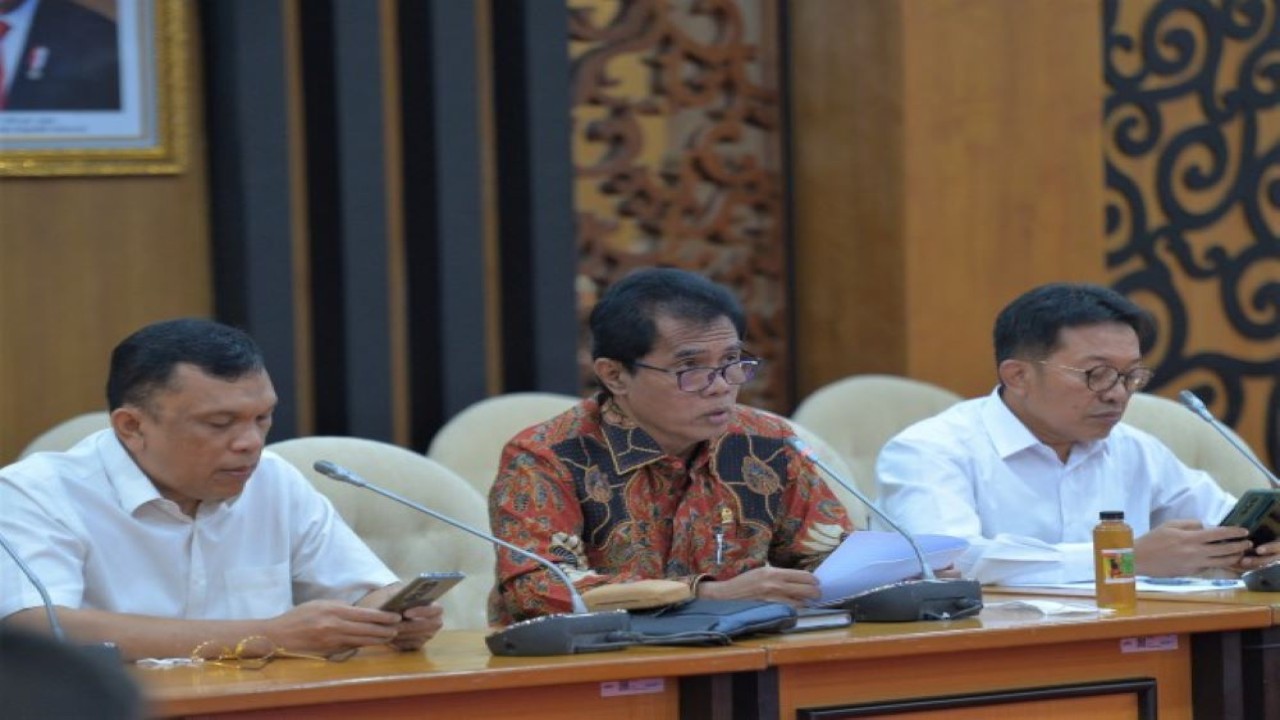 Anggota Komisi II DPR RI Riyanta (tengah) dalam FGD Optimalisasi Pemanfaatan Aset Eks BPPN yang dapat memberi nilai tambah bagi penerimaan Negara dan Masyarakat di Gedung DPR RI , Senayan, Jakarta, Senin (12/09/2022). (Andri)