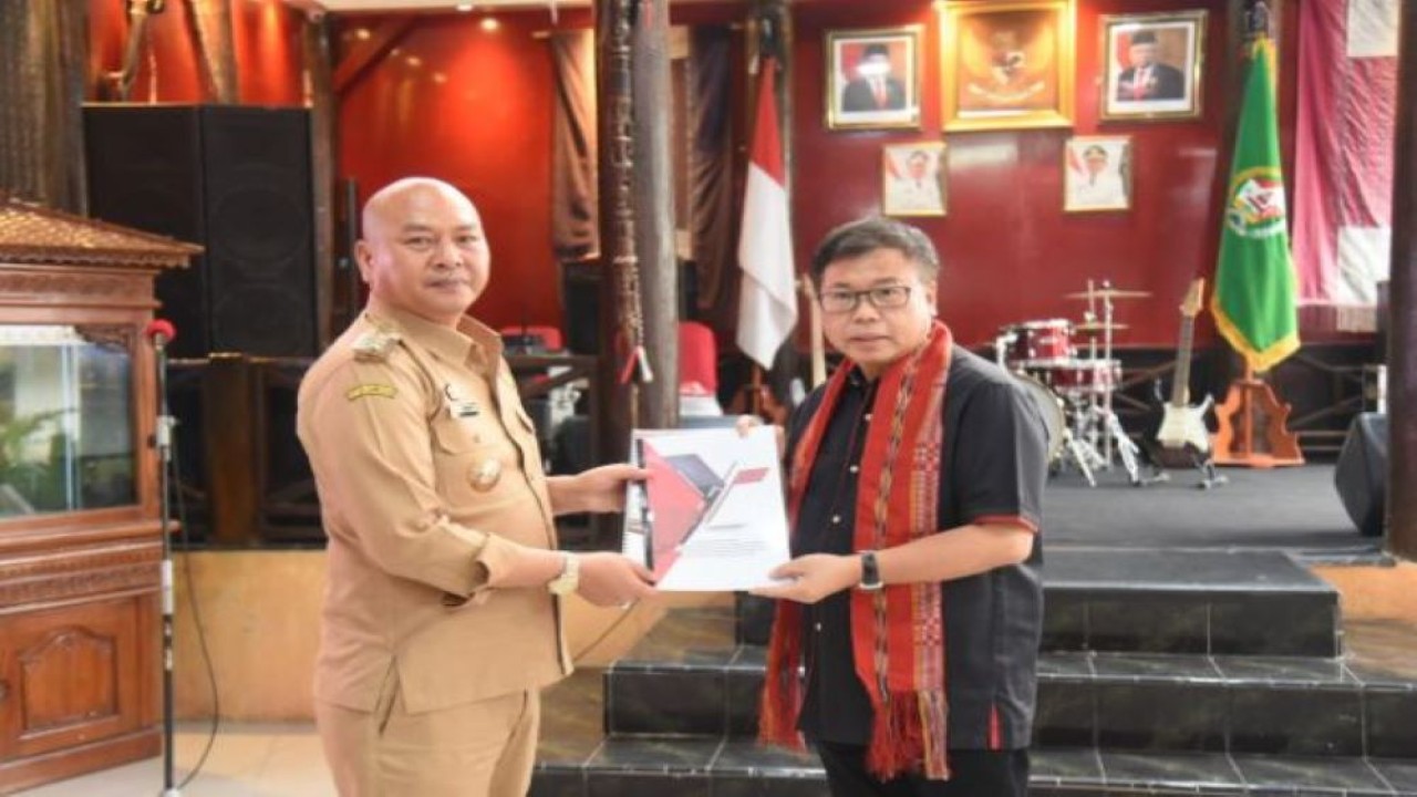 Anggota Komisi X DPR RI Sofyan Tan saat memimpin Tim Kunjungan Kerja Spesifik Panja RUU Kepariwisataan menggelar pertemuan dengan Bupati Tapanuli Utara di Tapanuli, Provinsi Sumatera Utara, Senin (12/9/2022). (Devi/Man)