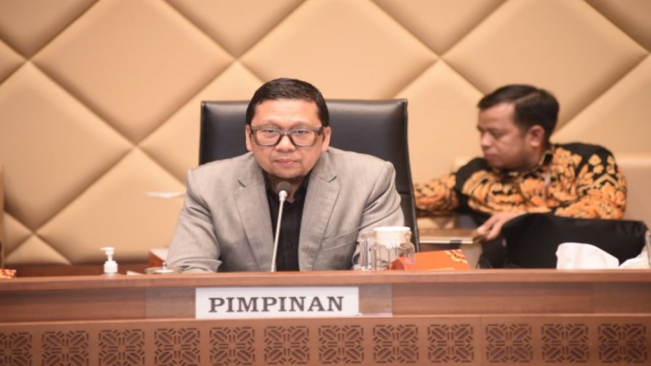 Ketua Komisi II DPR RI Ahmad Doli Kurnia Tandjung saat memimpin rapat kerja di Ruang Rapat Komisi II DPR RI, Senayan, Jakarta, Senin (12/9/2022). (Geraldi/nvl)