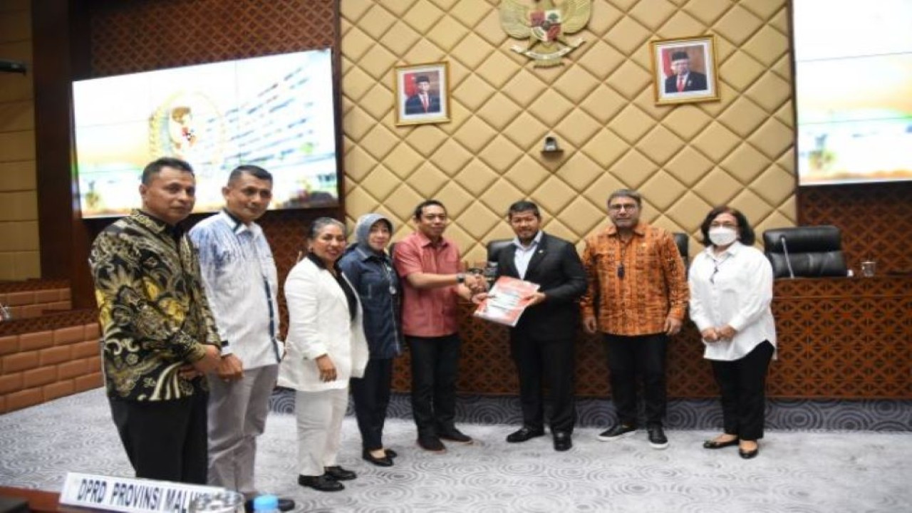 Wakil Ketua Komisi V DPR RI Roberth Rouw saat foto bersama usai menerima audiensi DPRD Maluku. (Arief/nvl)