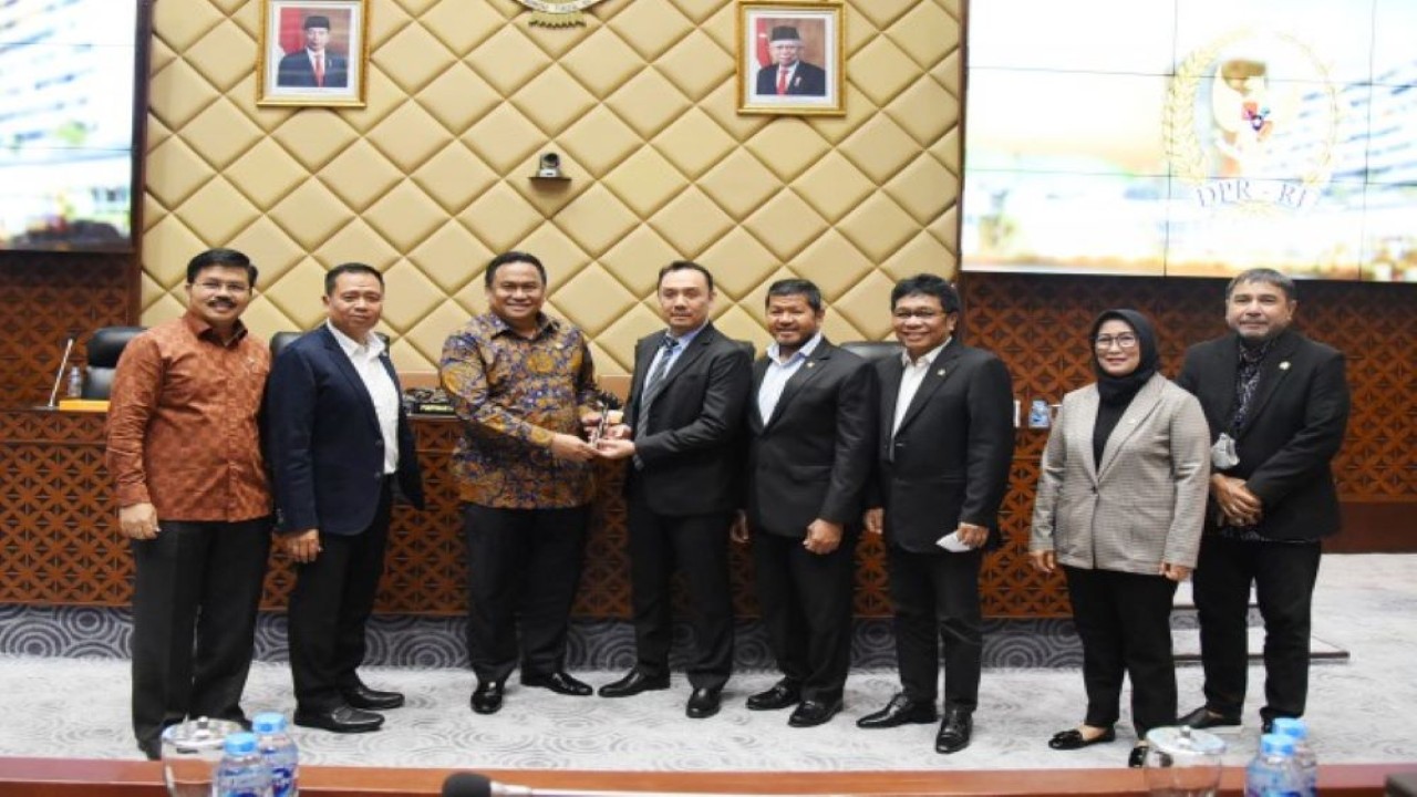 Wakil Ketua DPR RI Rachmat Gobel saat foto bersama usai memimpin rapat Penetapan Pimpinan Komisi V DPR RI dari Fraksi PPP semula Syaifullah Tamliha, digantikan oleh Muhammad Iqbal, sebagai Wakil Ketua Komisi V DPR RI, Selasa, (13/9/2022). (Arief/nvl)