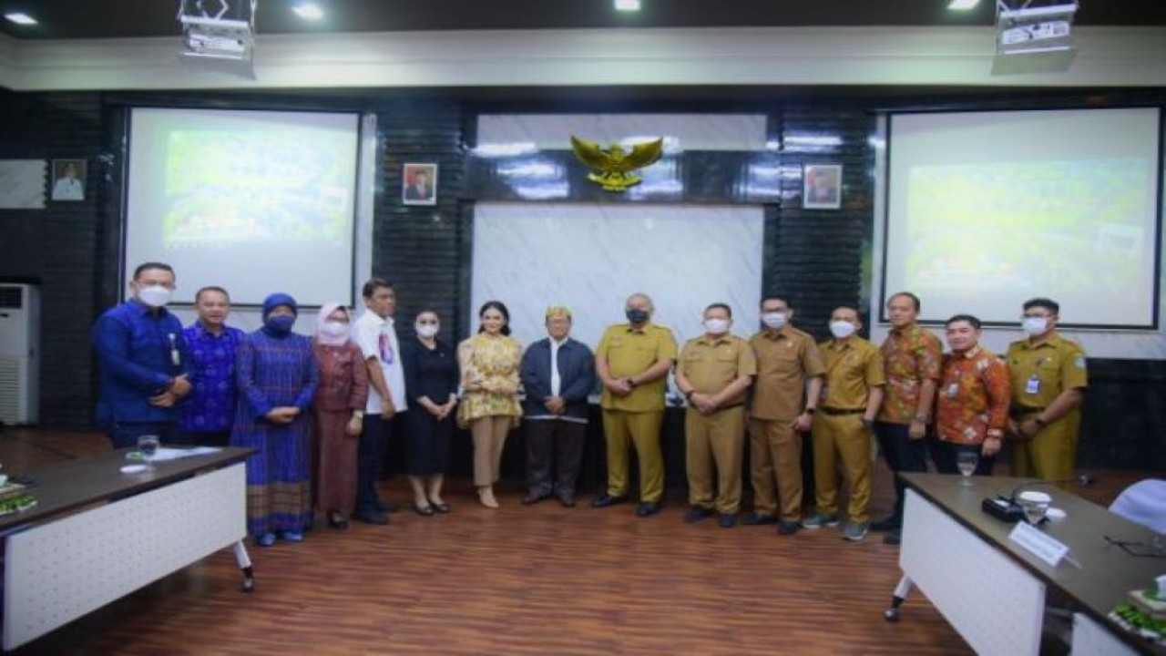 Anggota Komisi IX DPR RI Nur Yasin saat foto bersama usai memimpin Kunjungan Kerja Spesifik Komisi IX DPR ke Kota Surabaya, Jawa Timur, Senin (12/9/2022). (Eki/nvl)