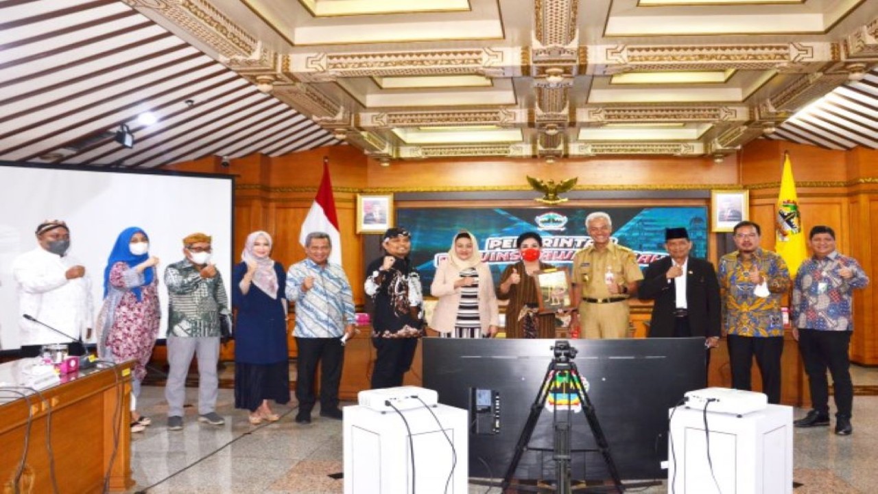 Anggota Komisi IX DPR RI Tuti Nusandari Roosdiono saat foto bersama usai memimpin tim kunjungan kerja spesifik Komisi IX DPR RI dalam pertemuan dengan Gubernur Jawa Tengah Ganjar Pranowo beserta jajaran. (Puntho/nvl)