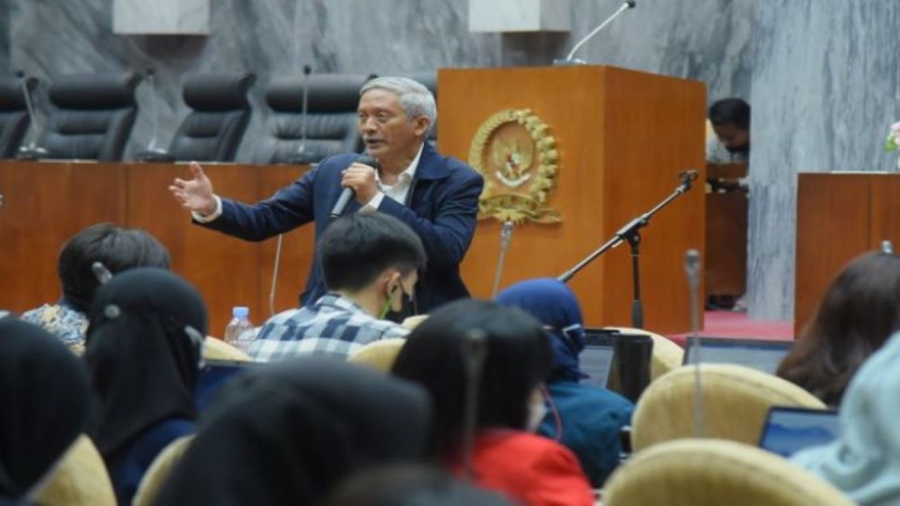 Analis legislatif Ahli Madya Pusat Penelitian di Badan Keahlian Setjen DPR RI Ahmad Budiman saat mengisi kuliah umum di Gedung Nusantara, Senayan, Jakarta, Rabu (14/9/2022). (Runi/nvl)