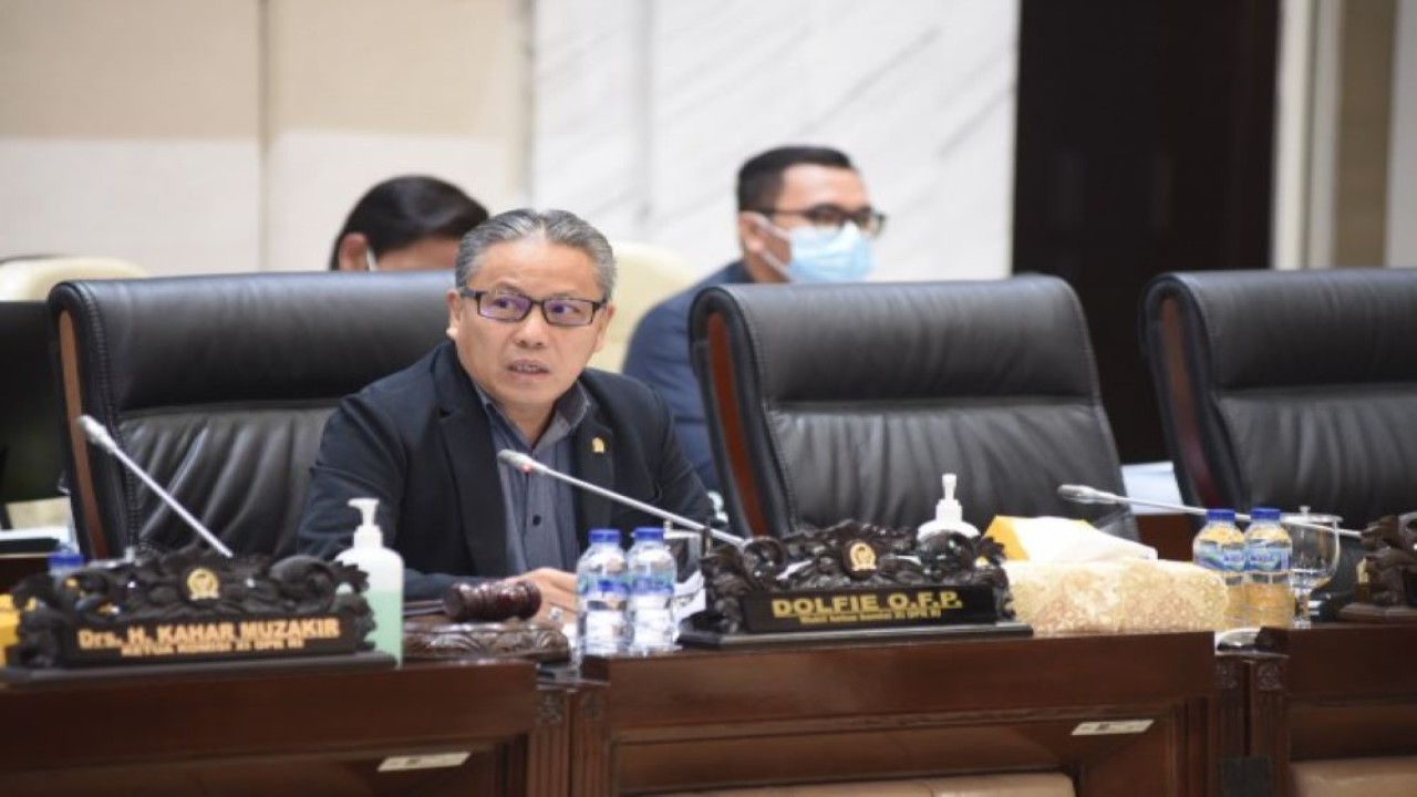 Wakil Ketua Komisi XI DPR RI Dolfie O.F.P saat memimpin Rapat Dengar Pendapat di Gedung Nusantara I, Senayan, Jakarta, pada Kamis (15/9/2022). (Geraldi/Man)