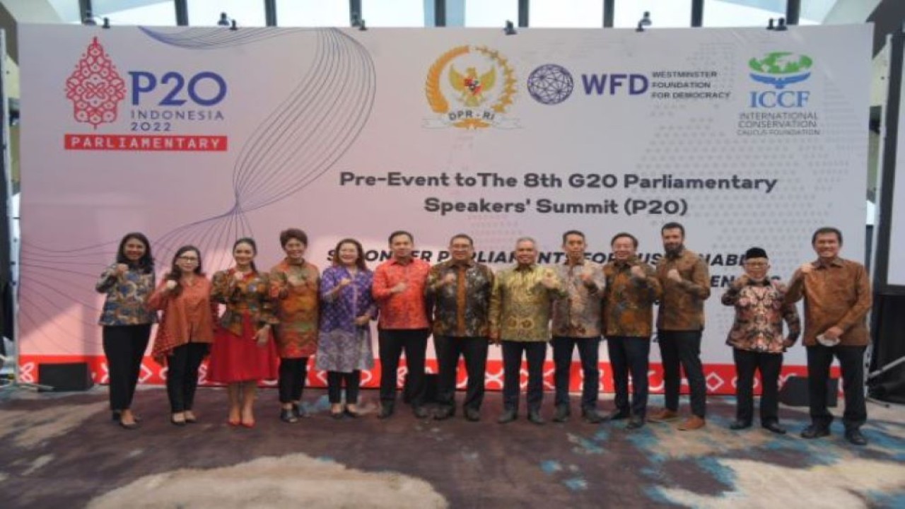 Ketua Badan Kerja Sama Antar Parlemen (BKSAP) DPR RI Fadli Zon foto bersama usai menjadi pembicara dalam Pre Event to The 8th G20 Parliamentary Speakers Summit (P20) di Tangerang, Banten, Kamis (15/9/2022). (Chasbi/Man)