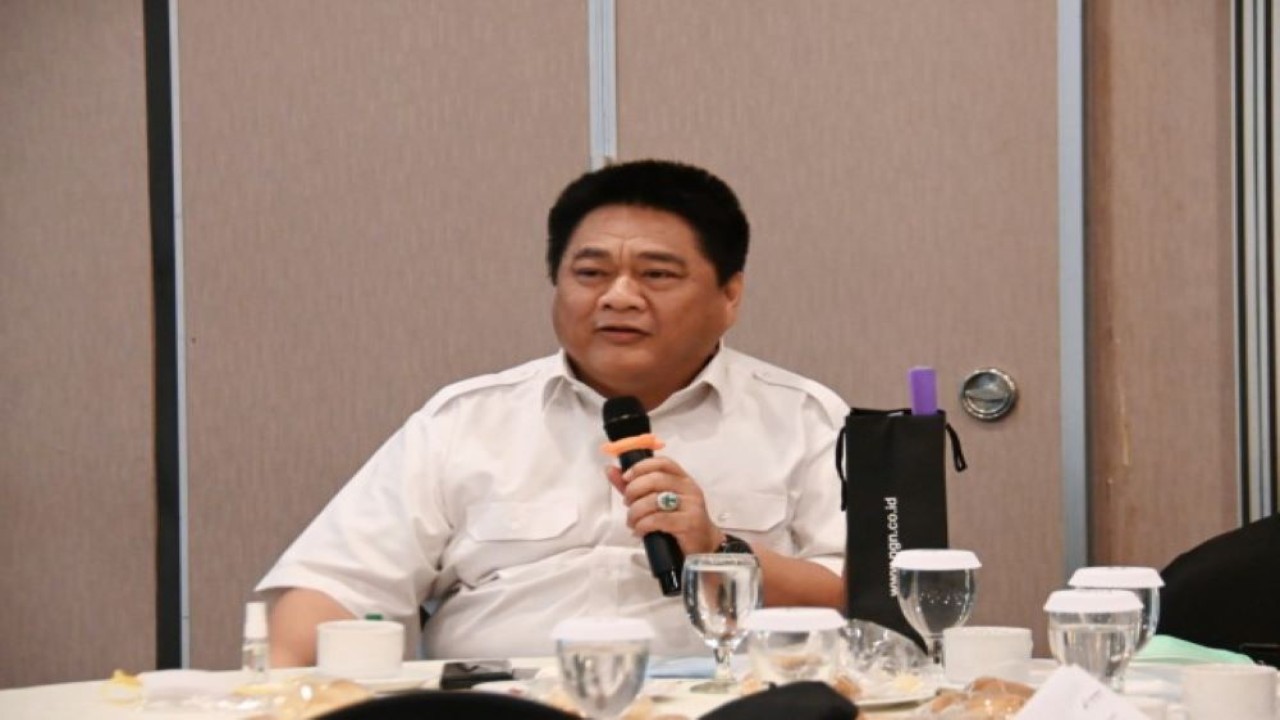 Anggota Komisi VII DPR RI Ridwan Hisjam saat mengikuti focus group discussion (FGD) Tim Kunjungan Kerja Spesifik Komisi VI DPR RI dengan direksi Pertamina Gas Negara di Surabaya, Jawa Timur, Kamis (15/9/2022). (Aisyah/Man)