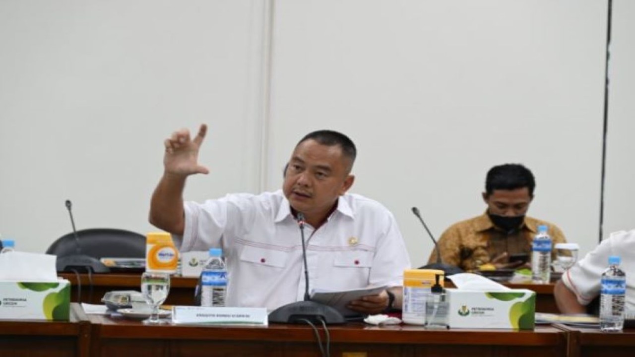 Anggota Komisi VI DPR RI Harris Turino mengikuti Kunjungan Kerja Spesifik Komisi VI DPR RI ke PT PI Utilitas, di Gresik, Jawa Timur, Kamis (15/9/2022). (Bianca/Man)