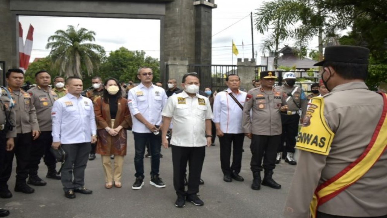 Wakil Ketua Komisi III DPR RI Pangeran Khairul Saleh saat memimpin pertemuan Tim Kunjungan Kerja Spesifik Komisi III DPR RI di Palangka Raya, Kalteng, Jumat (16/9/2022). (Tiara/nvl)