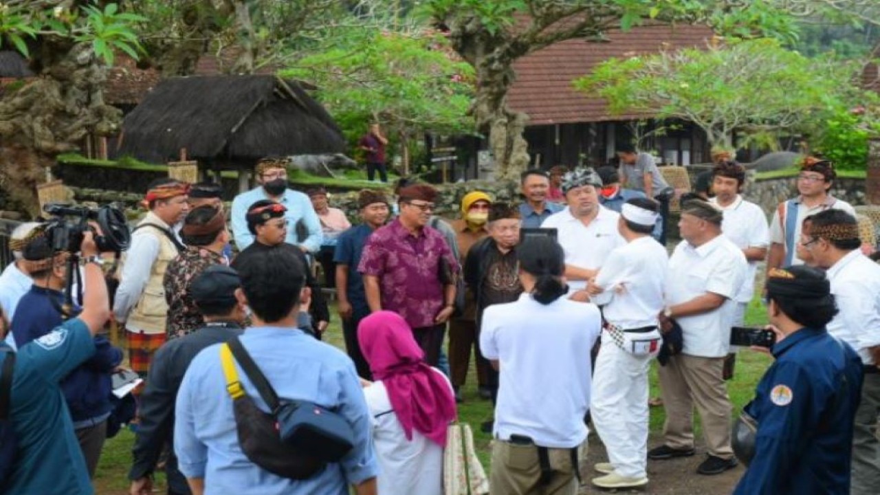 Anggota Komisi IV DPR I Made Urip saat mengikuti Kunjungan Kerja Spesifik Komisi IV DPR mengunjungi Hutan Adat Tenganan Pegringsingan, Bali, Kamis (15/9/2022). (Jaka/nvl)