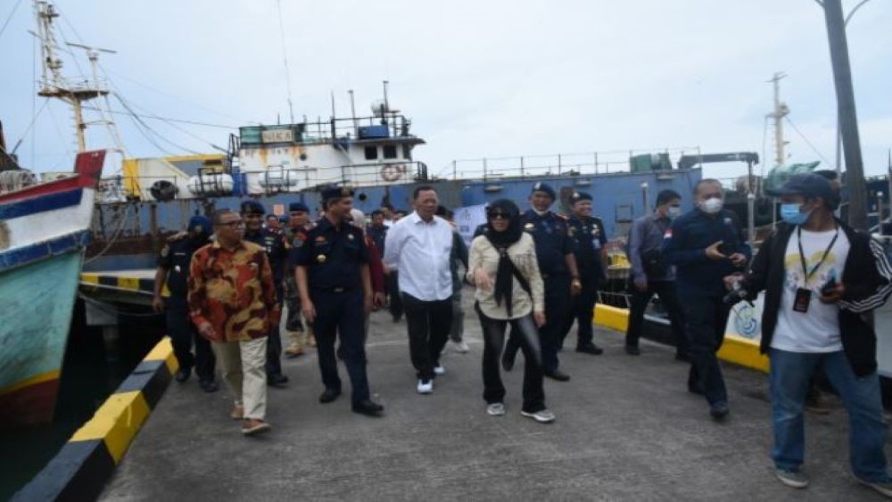 Ketua Komisi IV DPR RI Sudin (baju putih) saat meninjau Pangkalan PSDKP Balerang di Batam, Kepulauan Riau, Kamis (15/9/2022). (Oji/nvl)