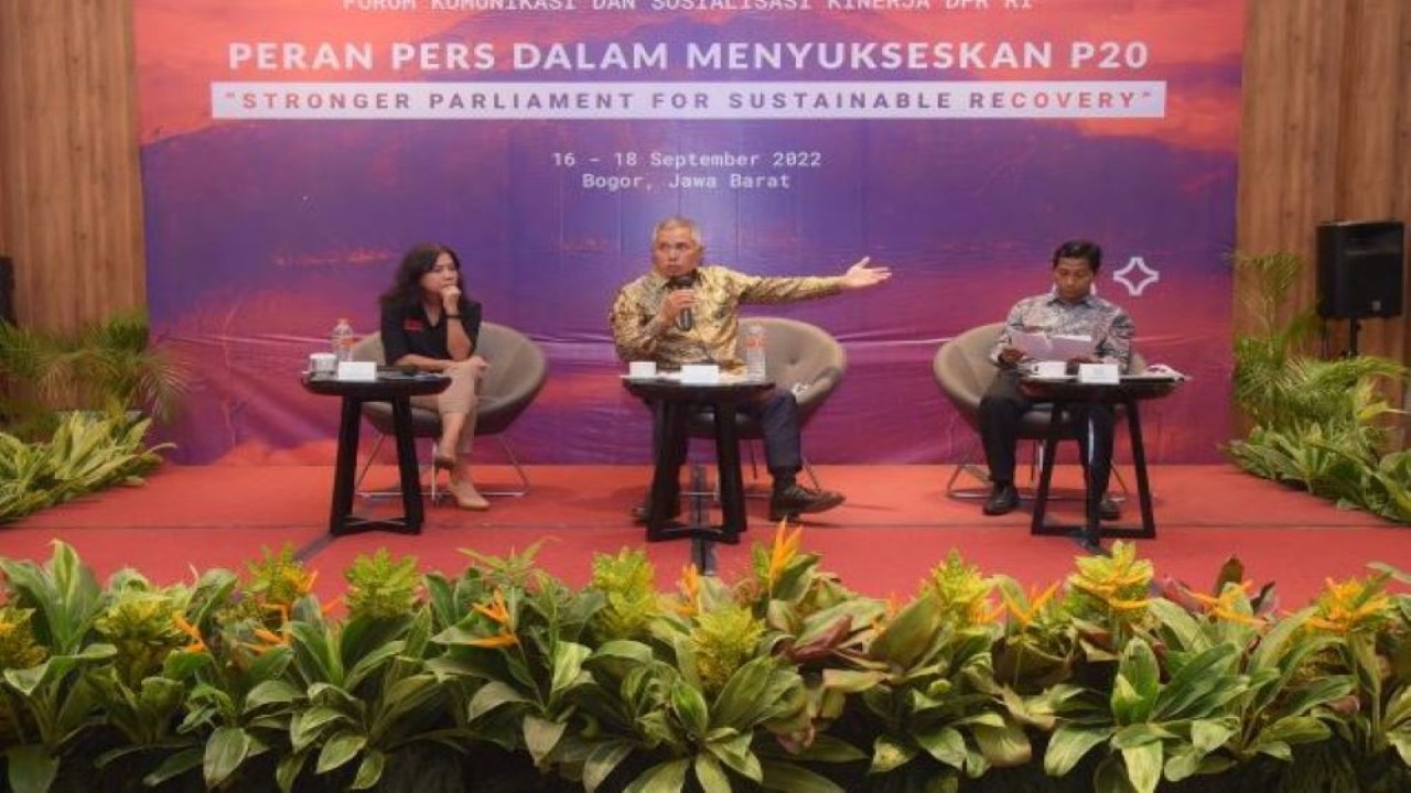 Wakil Ketua Badan Kerja Sama Antar Parlemen (BKSAP) DPR RI Achmad Hafisz Tohir saat menjadi narasumber, pada diskusi Forum Komunikasi dan Sosialisasi Kinerja DPR RI bersama Koordinatoriat Wartawan Parlemen (KWP), bertema Pers Dalam Menyukseskan P20 'Stronger Parliament For Sustainable Recovery' di Bogor. (Runi/rni)