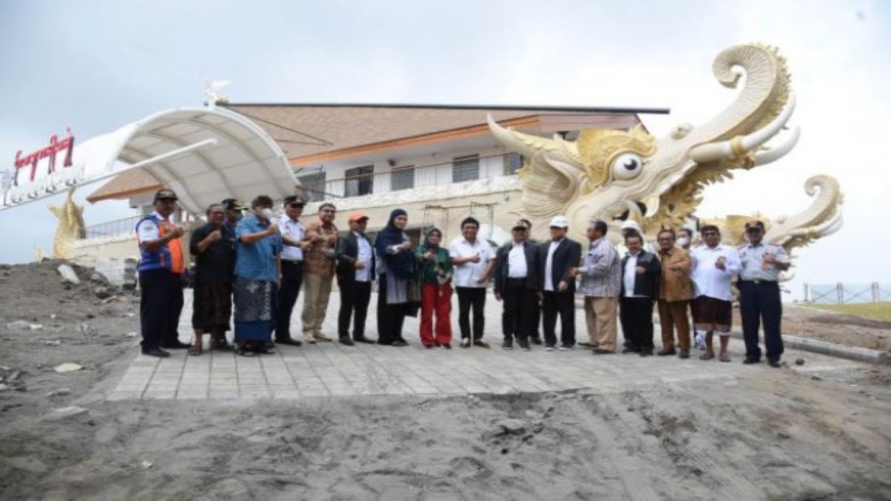 Wakil ketua komisi V DPR RI Ridwan Bae saat foto bersama usai meninjau pengerjaan pelabuhan Sanur, Bali, Kamis (15/9/2022). (Arief/nvl)