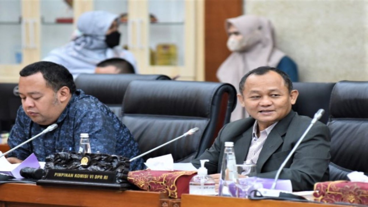 Wakil Ketua Komisi VI DPR RI Sarmuji saat membacakan kesimpulan Rapat Dengar Pendapat Komisi VI DPR RI dengan dengan Deputi Bidang Pelayanan Penanaman Modal Kementerian Investasi/BKPM di Gedung Nusantara I, Senayan, Jakarta, Senin (19/9/2022). (Oji/Man)