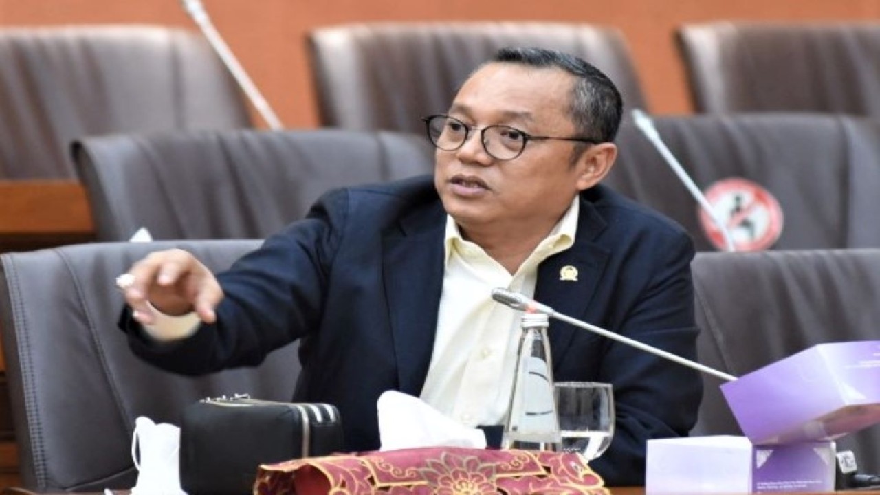 Anggota Komisi VI DPR RI Deddy Yevri Hanteru Sitorus dalam rapat dengar pendapat Komisi VI DPR RI dengan Deputi Bidang Pelayanan Penanaman Modal Kementerian Investasi/BKPM RI, di Gedung Nusantara I, Senayan, Jakarta, Senin (19/9/2022). (Oji/Man)