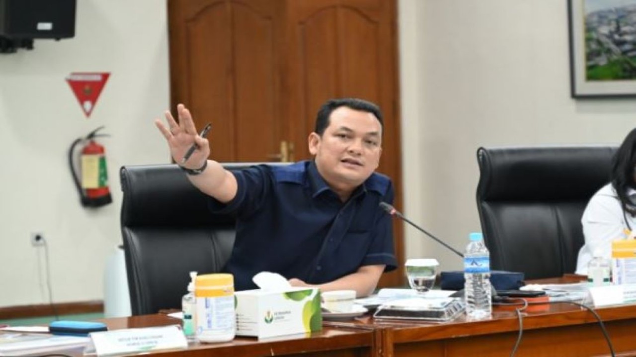 Wakil Ketua Komisi VI DPR RI Martin Y Manurung saat kunjungan kerja spesifik Komisi VI DPR RI ke Gresik, Jawa Timur. (Bianca/nvl)